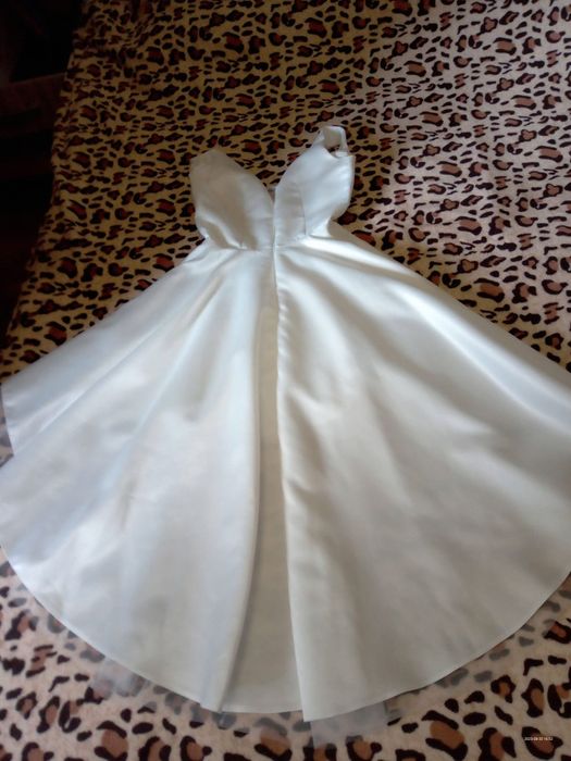 Rochie satin alba cu trenă și jupon tull