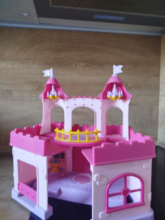 Замък със забавни мелодии и фигурки