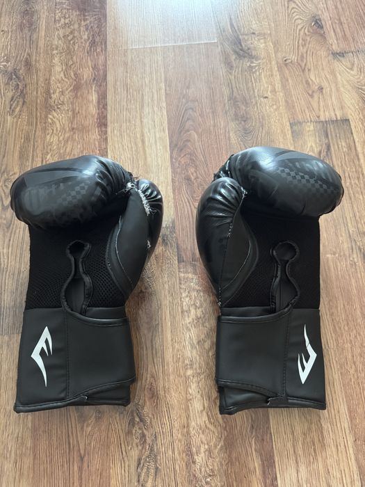 Боксови ръкавици Everlast Spark – черни, с дефект, евтино