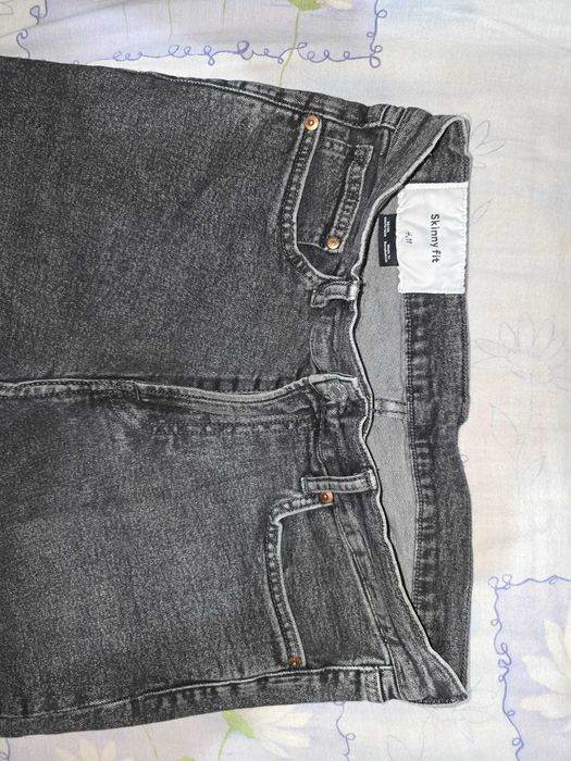 Blugi gri H&M, model Skinny Fit – croi modern
