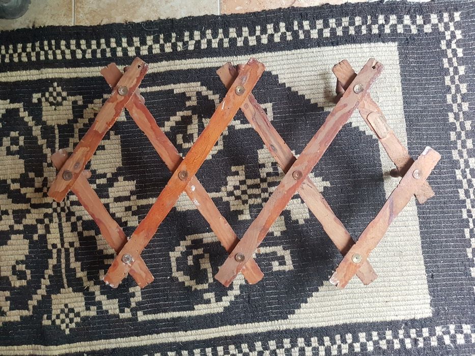 Продава се дървена закачалка