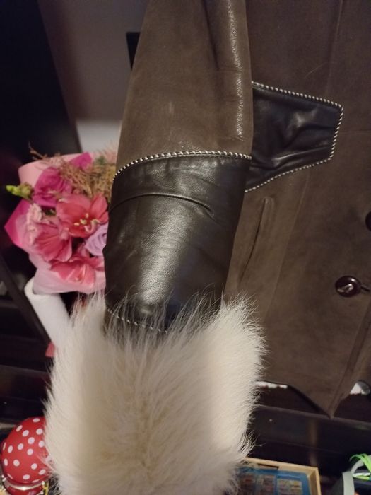 Vand cojoc de piele maro cu gluga si mansete de blana alba