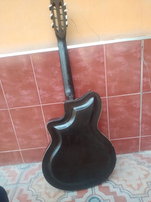 Gitara sotiladi uchenik