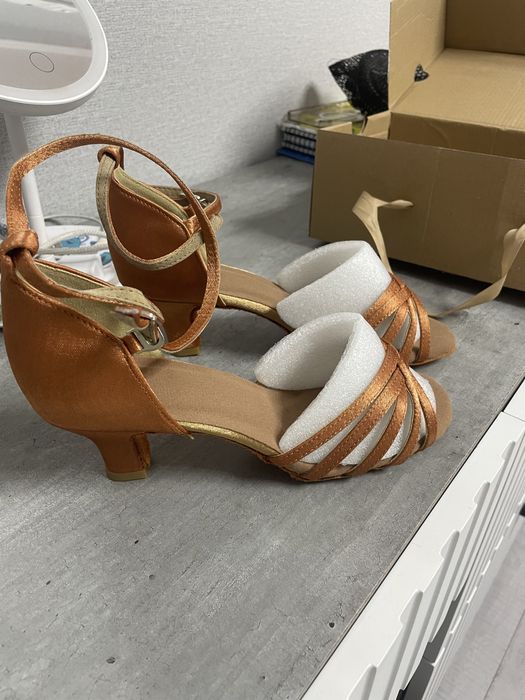 Продам новые бальные туфли