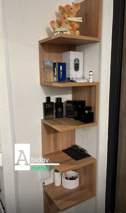 Угловая настенная полка-это элегантное решение для различных помещений