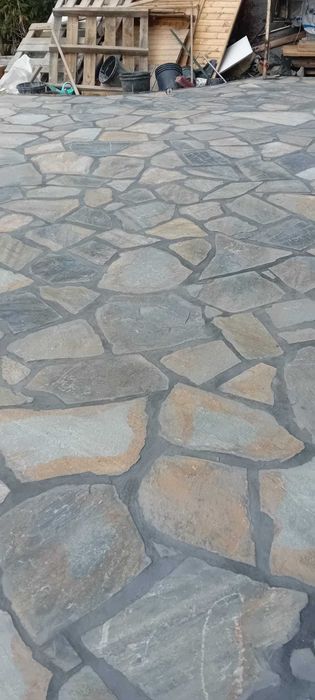 Piatră de Munte Selectată – Aspect Nobil și Duritate Garantată