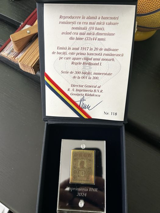 Reproducerea în alamă a celei mai mici bancnote românești.