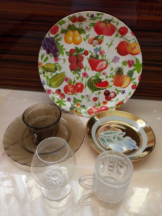 Сахарница, поднос и старая посуда.За все 20 тыс сумов