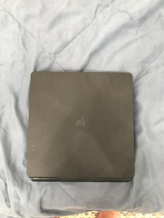 PS 4 slim в отличном состояний.