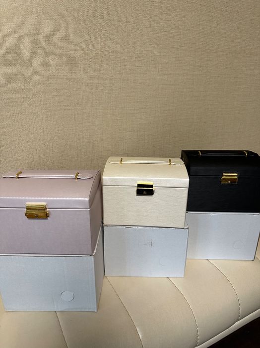 Кутия за бижута черна или бежова