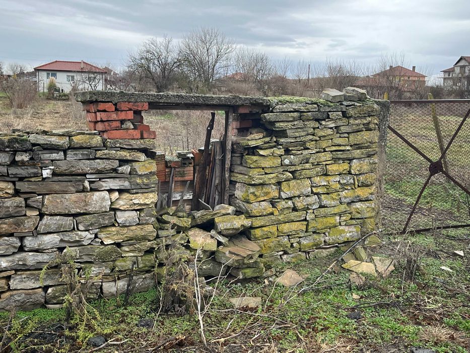 Дялан камък за ограда