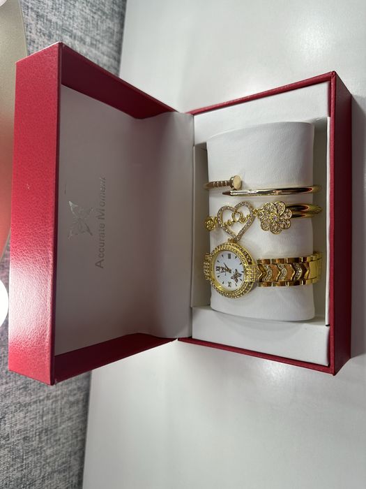 Шикарный набор: часы и браслеты
