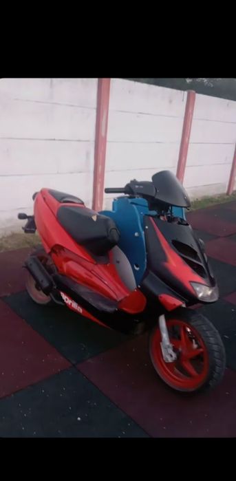 Vând aprilia sr 50