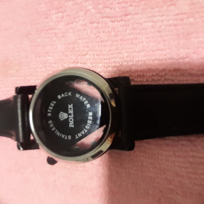 Продаётся часы наручные кварцевые