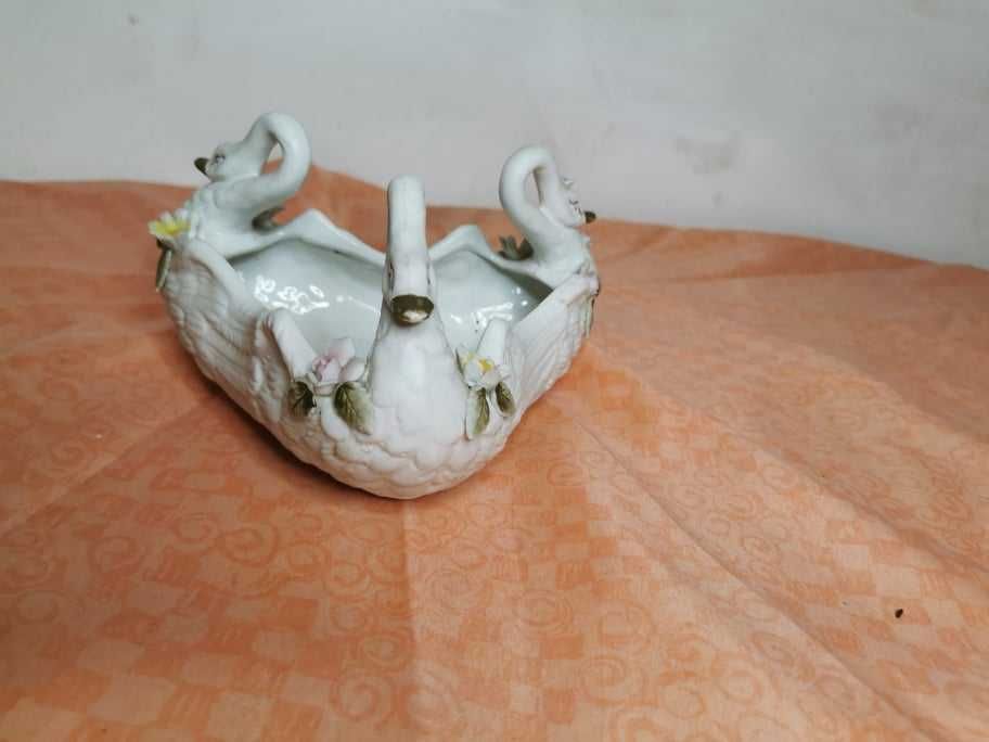 Bomboniera portelan in forma de Lebada