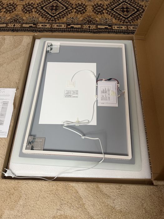 Oglindă LED baie 80×60 cm, iluminare perimetrală, touch, cu priză