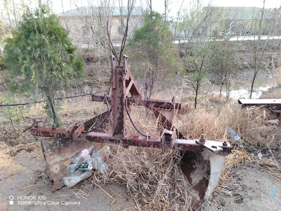 Trakror sotiladi kelishamiz