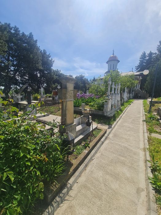 Loc de veci 6mp construcție cavou cu doua locuri și patru cripte în cimitirul cernica în curtea manastiri