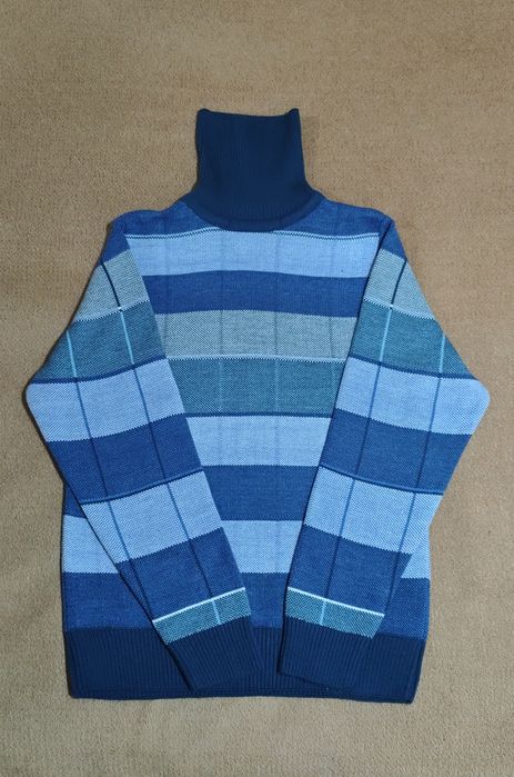 Продам свитер голубой новый