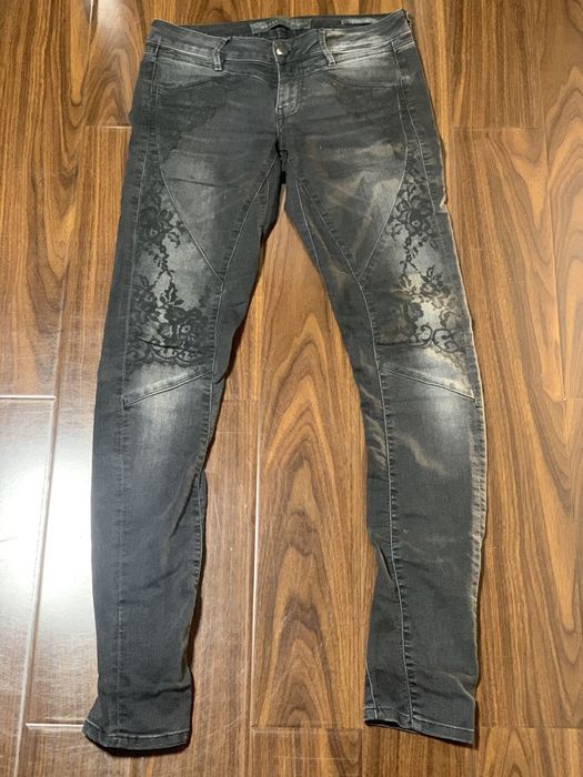 Джинсы GUESS с кружевными вставками и винтажным эффектом