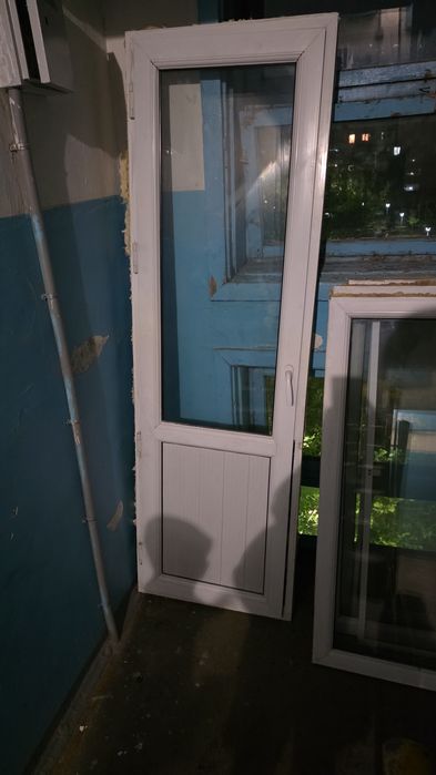 Продам б/у окна 2шт и дверь с окном