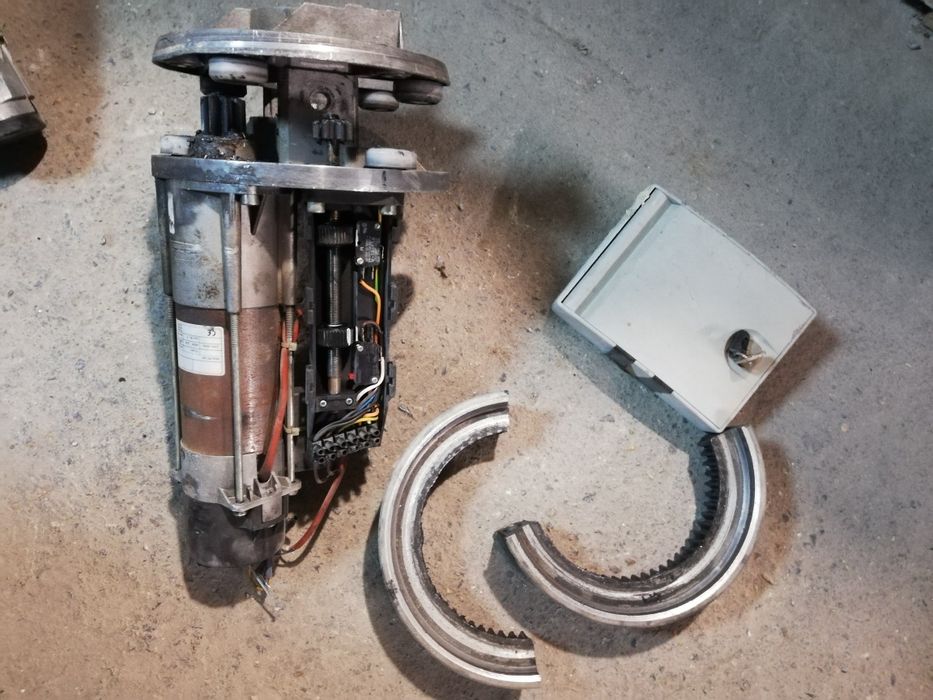 Двигател гаражна ролетна щора