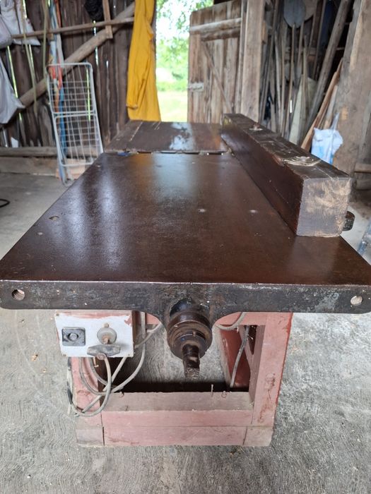 Abrich cu masă turnată și ax de fabrică ambele