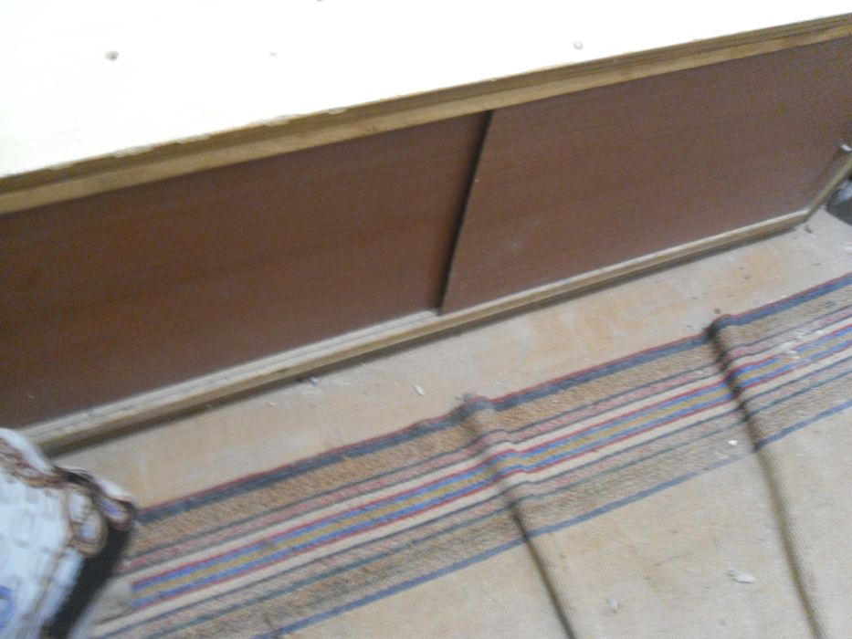 Дървена разтегателна маса  и шкафче за обувки