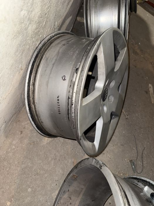 Продавам 4 бр. оригинални алуминиеви джанти Audi 17 цола