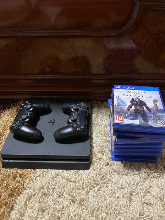 Vand ps4 slim cu doua manete si multe jocuri