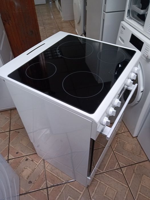 Като нова свободно стояща печка с керамичен плот Gram 2години гаранция