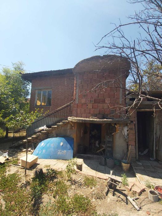 Продавам двуетажна къща с голям двор в ТОП центъра на Харманли!