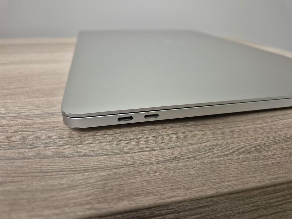 MacBook Pro 16" Intel i7 6-core 2,6GHz 500GB SSD 16GB RAM AMD Radeon