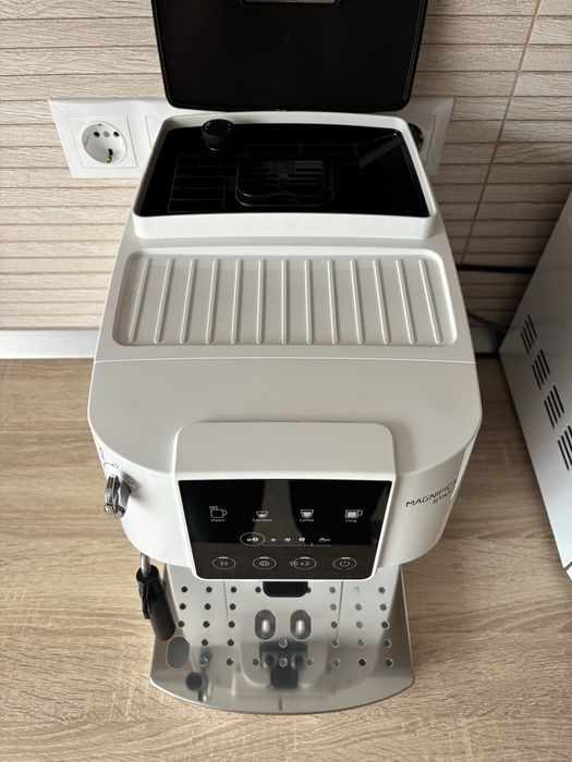 Vand aparat cafea Espressor DeLonghi Magnifica Start nou