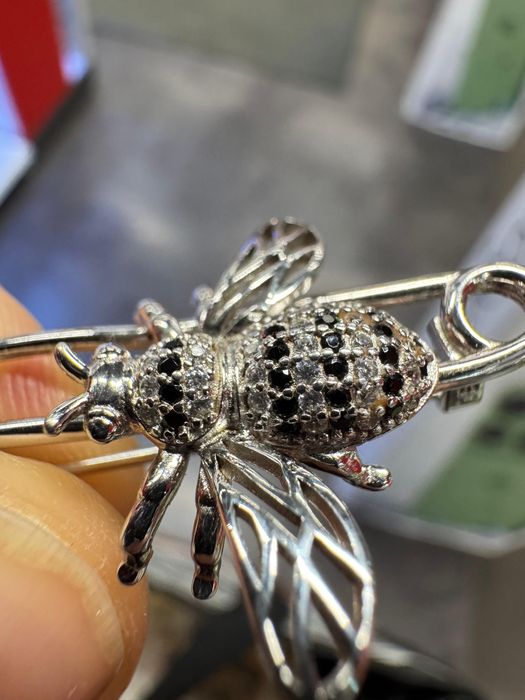 Broșă din argint cu diamante naturale 0,36 ct