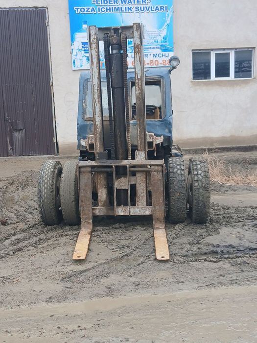 Погрузчик 4.5т мотор от газ52 новый поставили акумлятор тоже новый