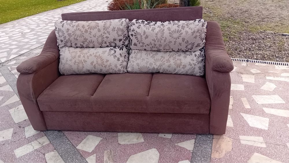 Canapea extensibila cu lada pentru haine