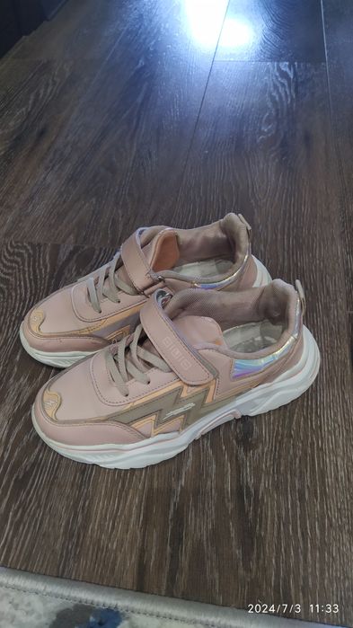 Кроссовки для девочек.