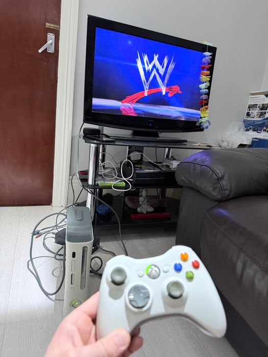 Xbox 360 с кутия Boxed и три игри