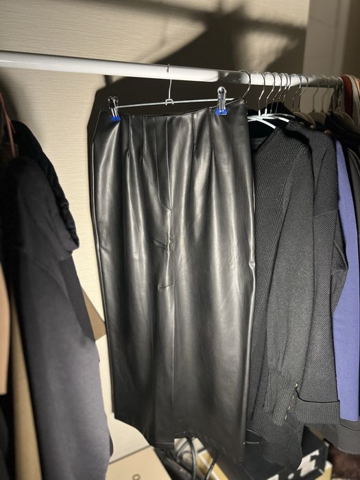 Черная длинная юбка из экокожи