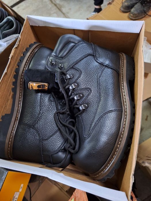 продам ботинки новые