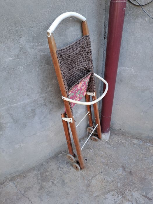 Продаётся б.у детская коляска из дерева сделанная своими руками