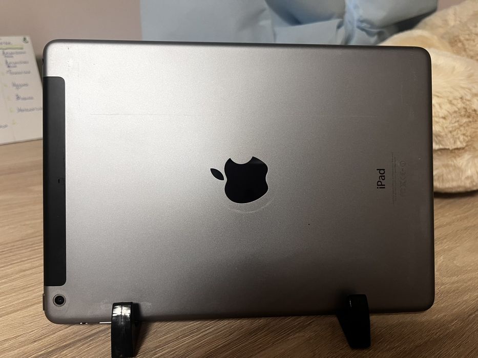 Таблет iPad с подарък стойка