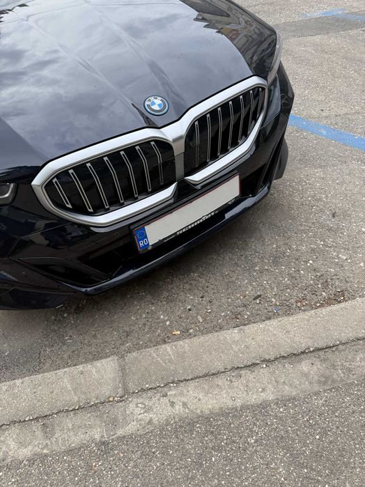 Grila Activa iluminata BMW G60 Iconig Glow completa cu hota si clapete