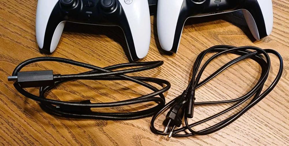 PlayStation 5 Digital Edition + 2 джойстика + зарядна станция