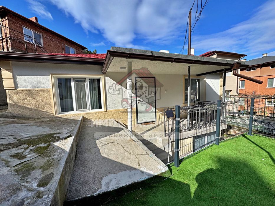 Самостоятелна къща, с двор, кв.Метоха