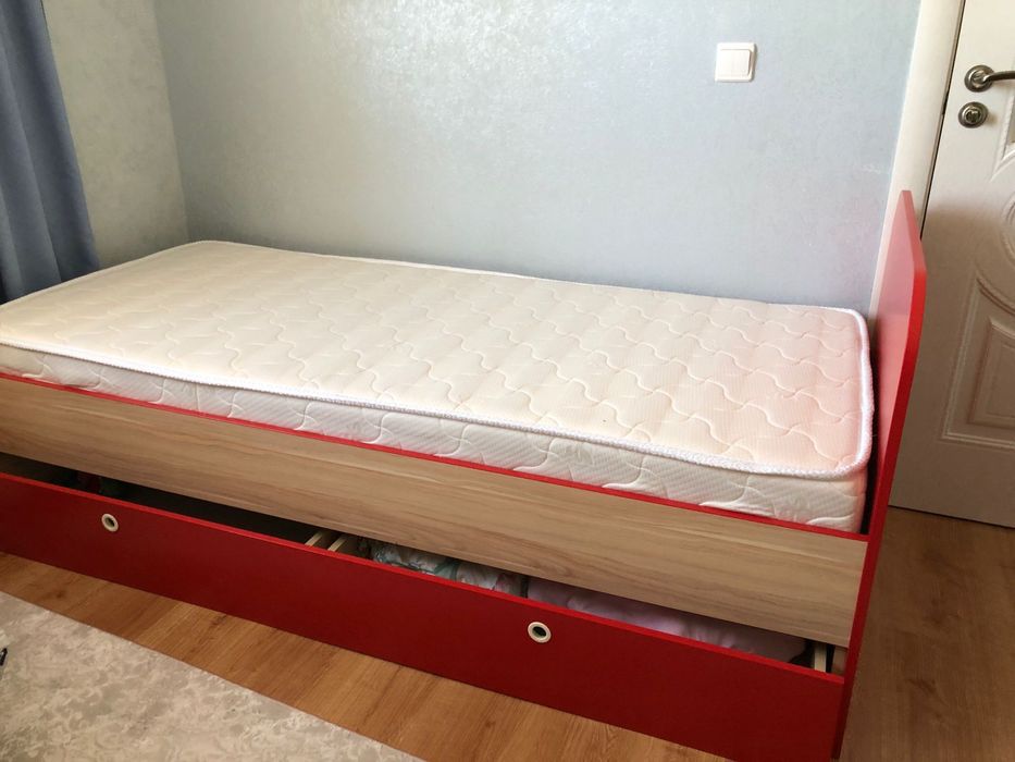 Кровать с матрасом