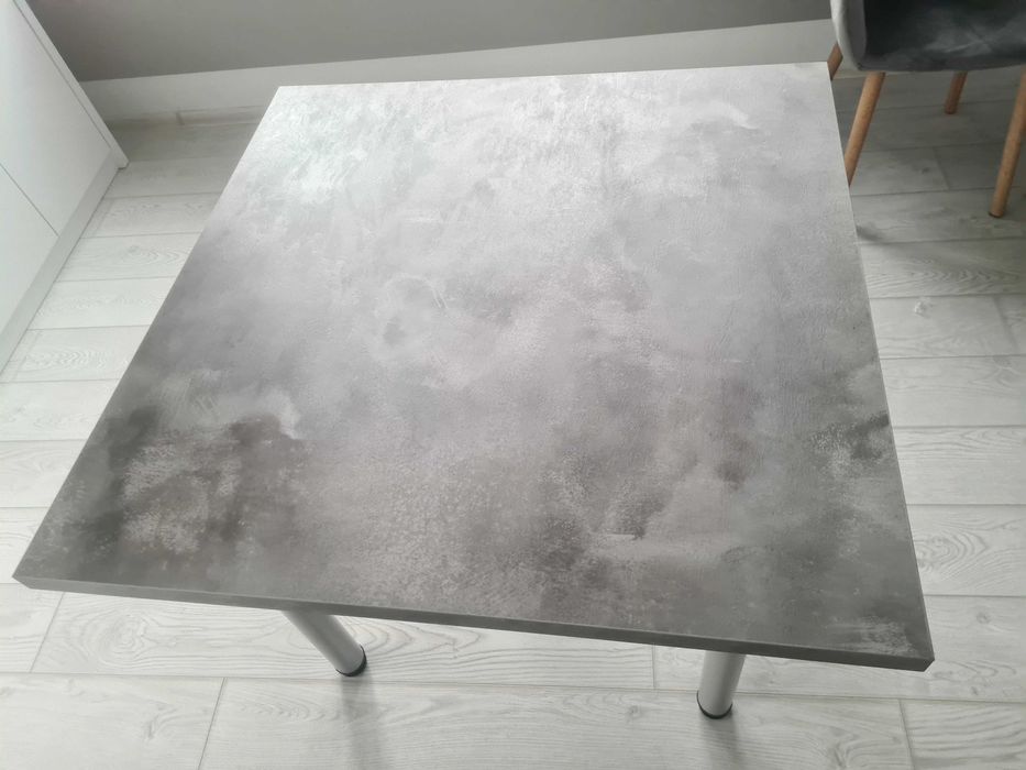 Трапезна Маса с крака на винт 1мx1м