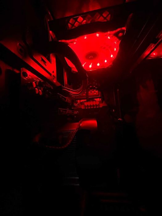 Компютър с мишка и клавиатура