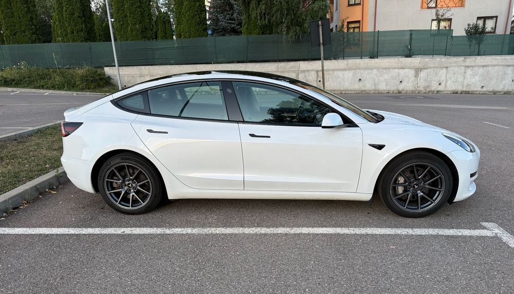 TESLA Model 3 2023 — imagine 2
